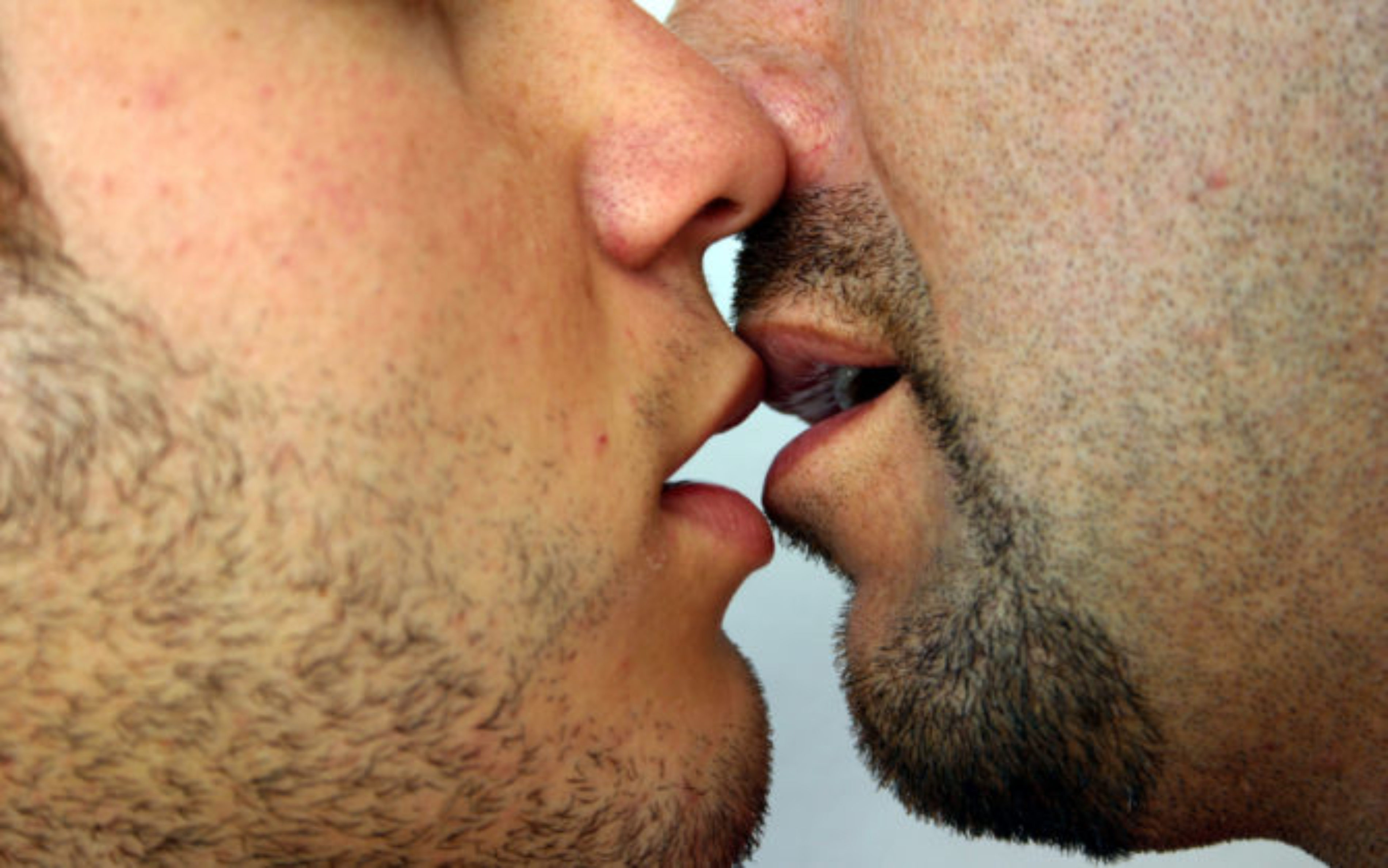 Men kissing a woman body porn photos