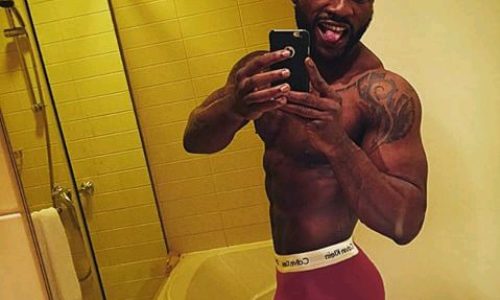 Photo: What Is Iyanya Doing?