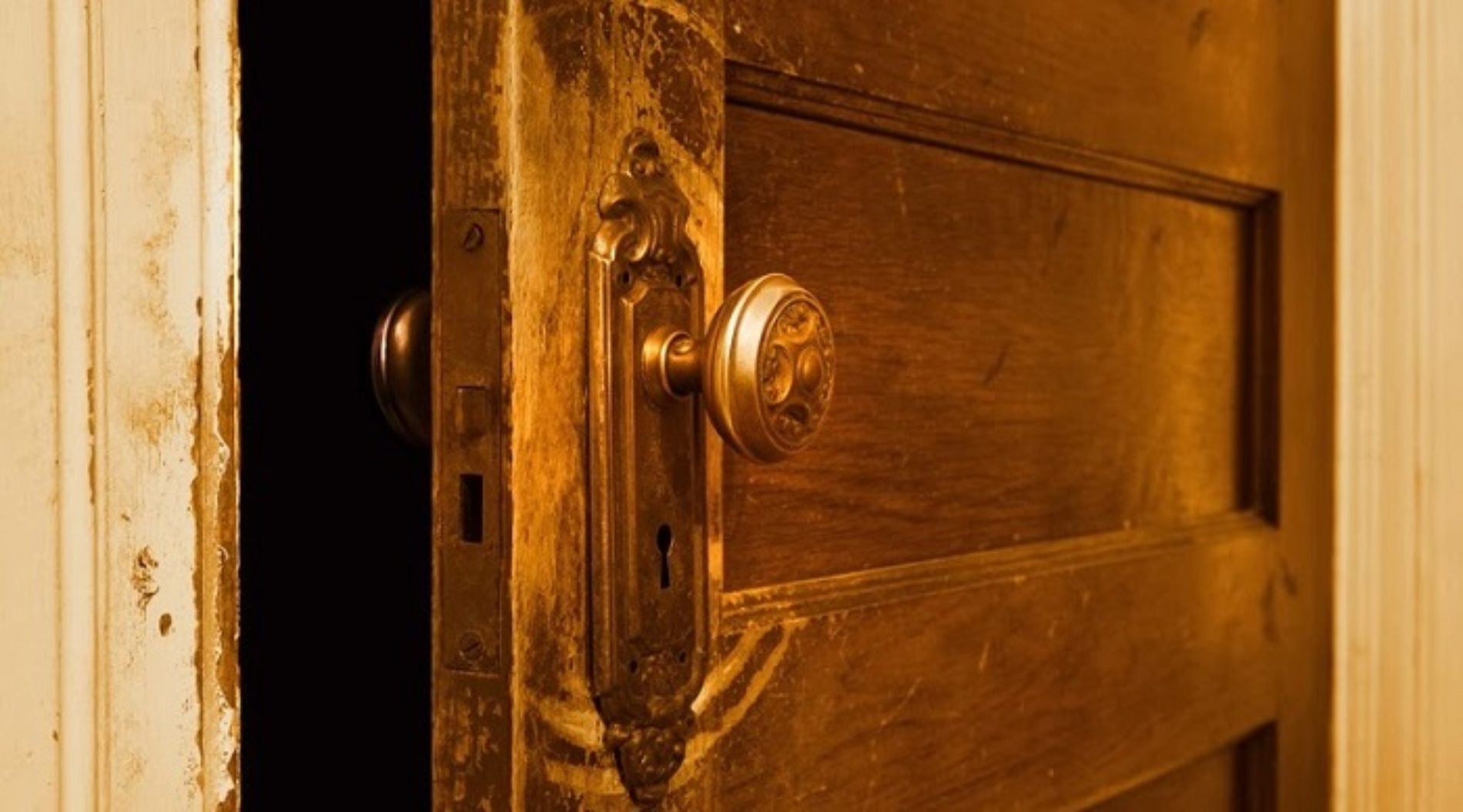 Со скрипом открылась дверь. Приоткрытая Старая дверь. Старая дверь в квартиру. Приоткрытая деревянная дверь. Приоткрытая дверь в квартиру.