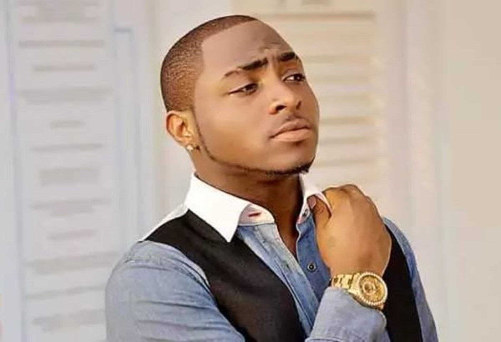 Was that two men kissing in Davido’s video?