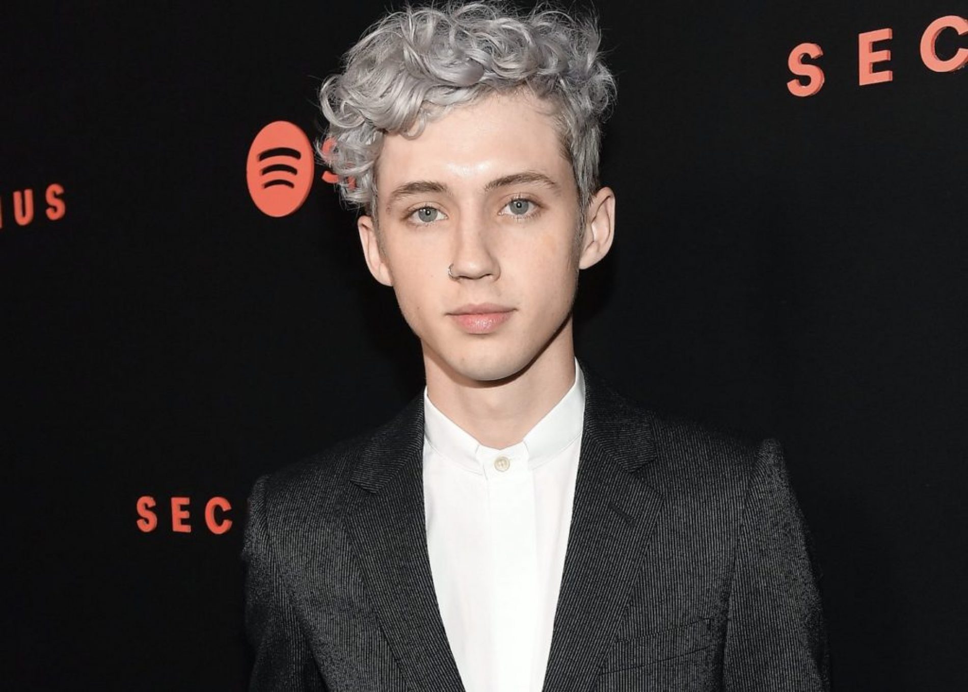 Troye Sivan responds to the question of him being a “bottom icon”