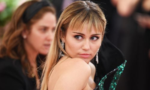 Miley Cyrus implies that being gay is a choice, suffers backlash from Twitter