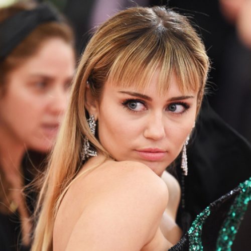 Miley Cyrus implies that being gay is a choice, suffers backlash from Twitter