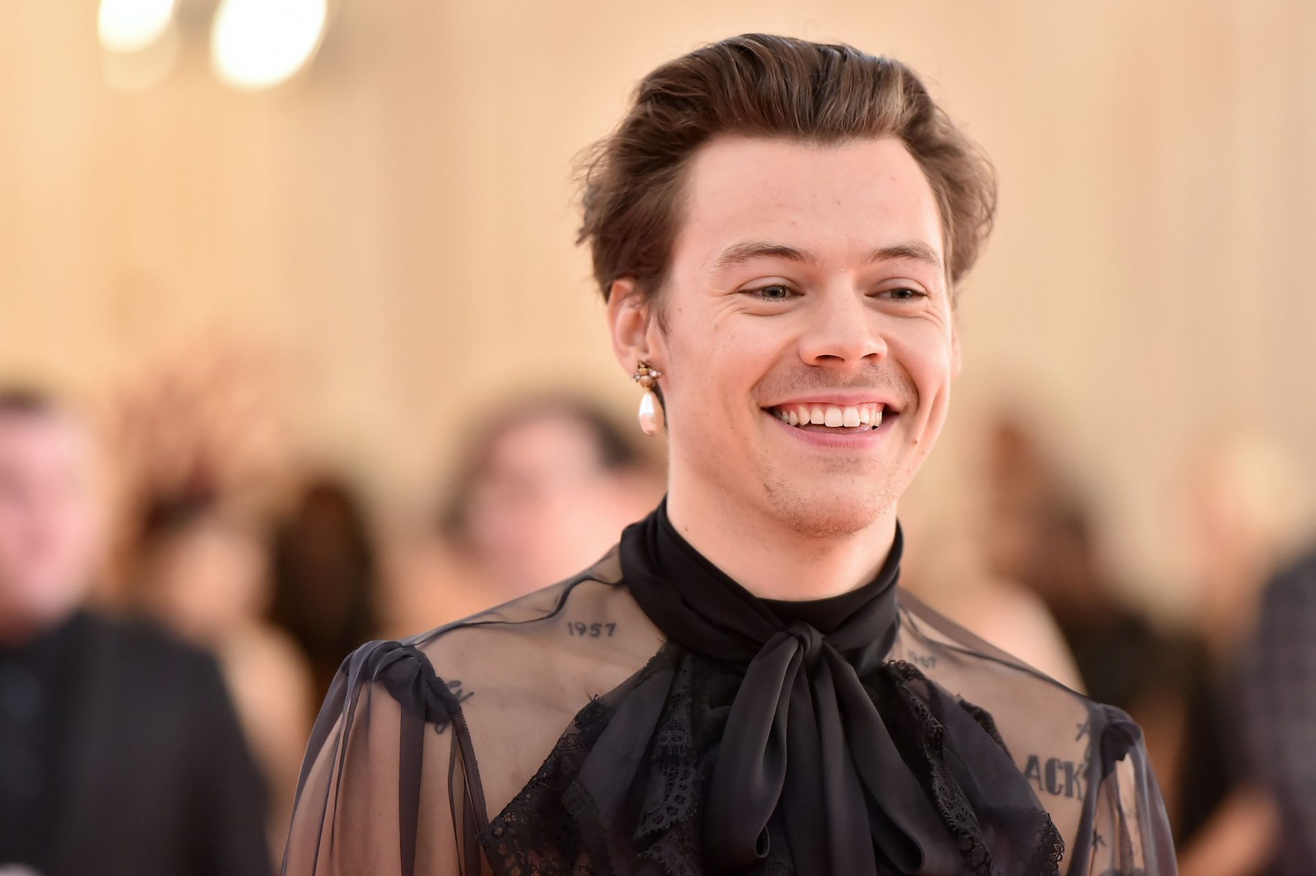 Fans are not impressed by Harry Styles’ “maybe I am, maybe I’m not” answers about being bisexual
