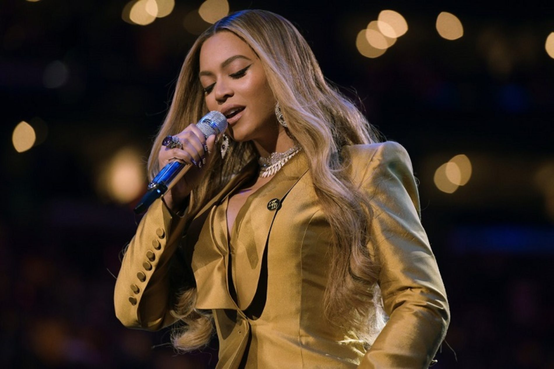 Twitter Reacts To Beyoncé’s Flawless Hair And Makeup During Her Surprise Disney Performance
