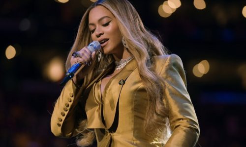 Twitter Reacts To Beyoncé’s Flawless Hair And Makeup During Her Surprise Disney Performance